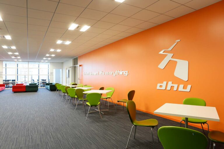 大学エントランス